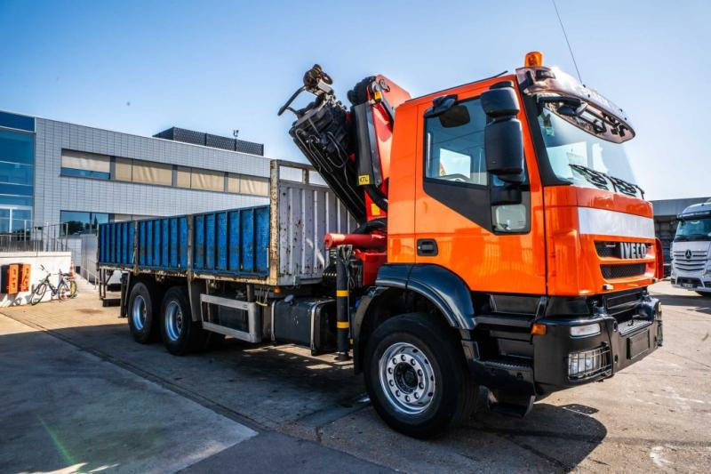 Iveco TRAKKER 360-6X4-E5+PALFINGER 23002/5x - Camion plateau, Camion grue: photos 2 Iveco TRAKKER 360-6X4-E5+PALFINGER 23002/5x - Camion plateau, Camion grue: photos 2