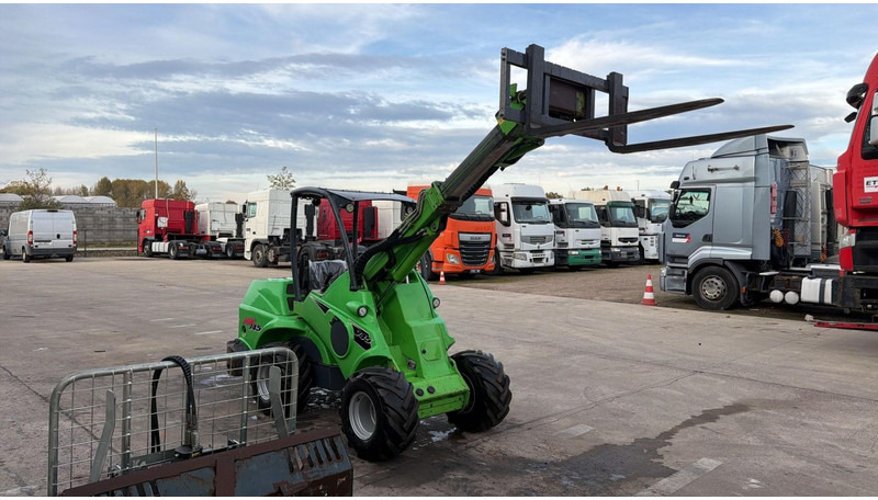 Avant 745 TDL (BELGIAN MACHINE / TOP CONDITION / 4X4 OPTIDRIVE / INCL ATTACHMENTS) - Chargeuse compacte sur chenilles: photos 2 Avant 745 TDL (BELGIAN MACHINE / TOP CONDITION / 4X4 OPTIDRIVE / INCL ATTACHMENTS) - Chargeuse compacte sur chenilles: photos 2