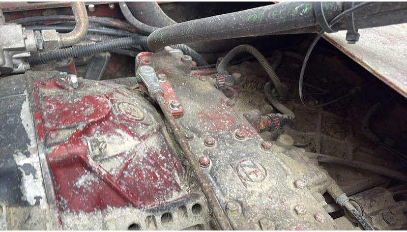 Iveco EUROTRAKKER 320 E 35 (GRAND PONT / LAMES / POMPE MANUELLE / 8X4 / CURSOR 8) en crédit-bail Iveco EUROTRAKKER 320 E 35 (GRAND PONT / LAMES / POMPE MANUELLE / 8X4 / CURSOR 8): photos 20 Iveco EUROTRAKKER 320 E 35 (GRAND PONT / LAMES / POMPE MANUELLE / 8X4 / CURSOR 8) en crédit-bail Iveco EUROTRAKKER 320 E 35 (GRAND PONT / LAMES / POMPE MANUELLE / 8X4 / CURSOR 8): photos 20