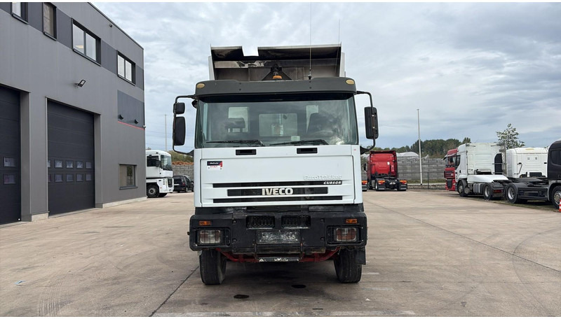 Iveco EUROTRAKKER 320 E 35 (GRAND PONT / LAMES / POMPE MANUELLE / 8X4 / CURSOR 8) - Camion benne: photos 2 Iveco EUROTRAKKER 320 E 35 (GRAND PONT / LAMES / POMPE MANUELLE / 8X4 / CURSOR 8) - Camion benne: photos 2