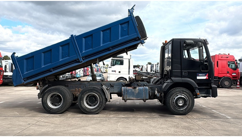 Iveco Eurotrakker 260 E 34 (POMPE MANUELLE / MANUAL PUMP / MANUAL GEARBOX / BOITE MANUELLE / LAMES) - Camion benne: photos 3 Iveco Eurotrakker 260 E 34 (POMPE MANUELLE / MANUAL PUMP / MANUAL GEARBOX / BOITE MANUELLE / LAMES) - Camion benne: photos 3