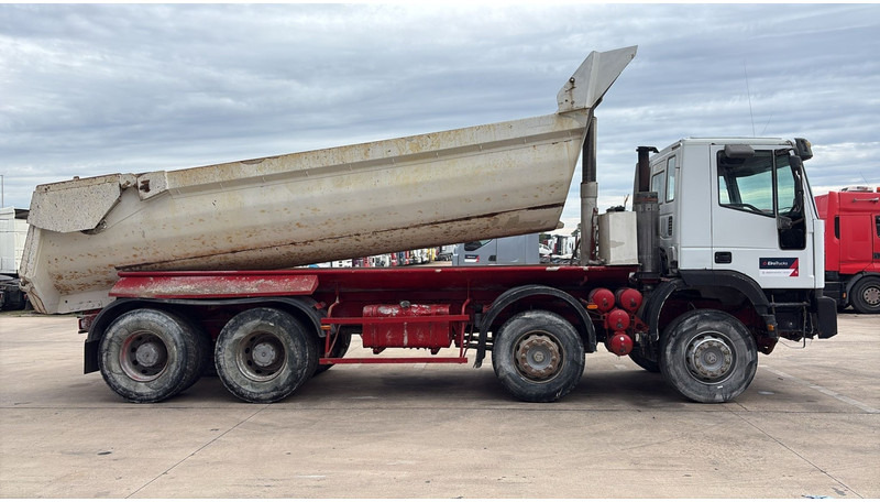 Iveco Eurotrakker 260 E32 (GRAND PONT / LAMES / POMPE MANUELLE / 8X4) - Camion benne: photos 4 Iveco Eurotrakker 260 E32 (GRAND PONT / LAMES / POMPE MANUELLE / 8X4) - Camion benne: photos 4