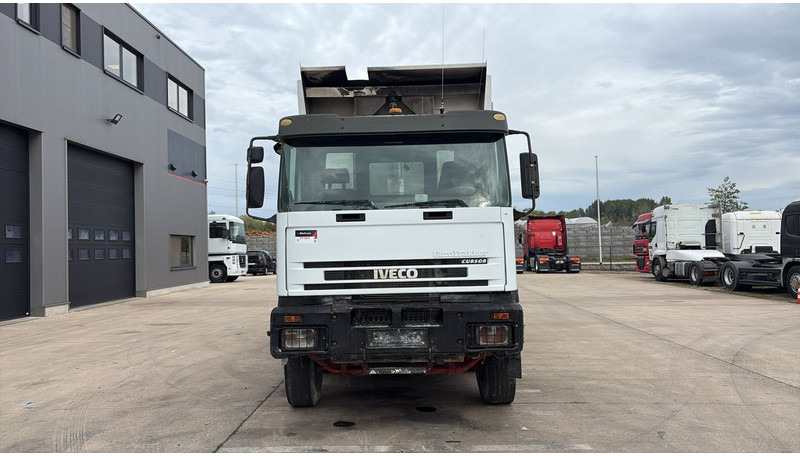 Iveco Eurotrakker 260 E32 (GRAND PONT / LAMES / POMPE MANUELLE / 8X4 / CURSOR 8) - Camion benne: photos 2 Iveco Eurotrakker 260 E32 (GRAND PONT / LAMES / POMPE MANUELLE / 8X4 / CURSOR 8) - Camion benne: photos 2