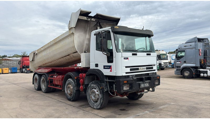 Iveco Eurotrakker 260 E32 (GRAND PONT / LAMES / POMPE MANUELLE / 8X4 / CURSOR 8) - Camion benne: photos 3 Iveco Eurotrakker 260 E32 (GRAND PONT / LAMES / POMPE MANUELLE / 8X4 / CURSOR 8) - Camion benne: photos 3