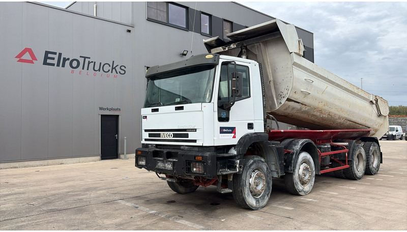Iveco Eurotrakker 260 E32 (GRAND PONT / LAMES / POMPE MANUELLE / 8X4 / CURSOR 8) - Camion benne: photos 1 Iveco Eurotrakker 260 E32 (GRAND PONT / LAMES / POMPE MANUELLE / 8X4 / CURSOR 8) - Camion benne: photos 1