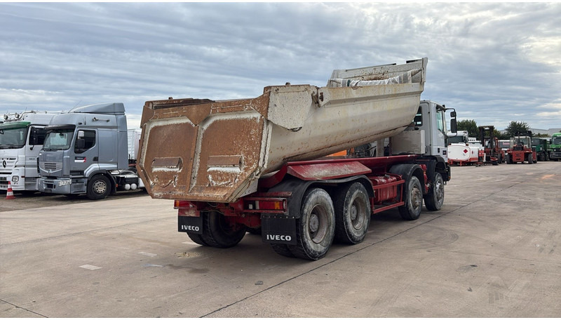 Iveco Eurotrakker 260 E32 (GRAND PONT / LAMES / POMPE MANUELLE / 8X4 / CURSOR 8) - Camion benne: photos 5 Iveco Eurotrakker 260 E32 (GRAND PONT / LAMES / POMPE MANUELLE / 8X4 / CURSOR 8) - Camion benne: photos 5