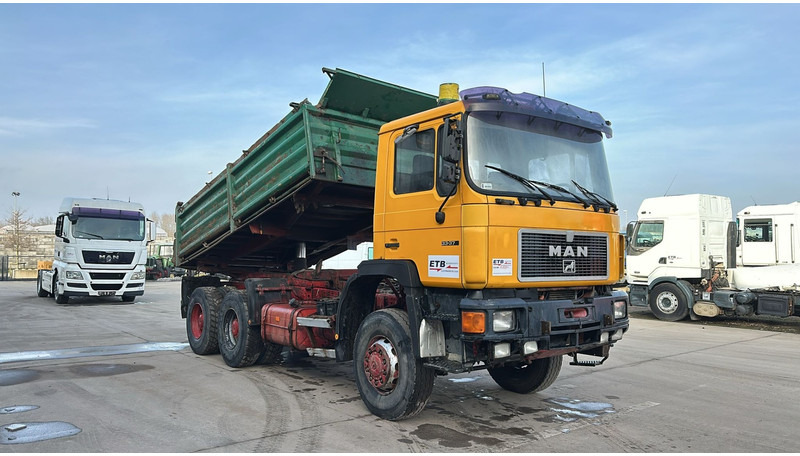 MAN 33.372 (6X6 / MANUAL PUMP / 6 CYLINDER / STEEL SUSP. / BIG AXLE / TOP CONDITION) - Camion benne: photos 3 MAN 33.372 (6X6 / MANUAL PUMP / 6 CYLINDER / STEEL SUSP. / BIG AXLE / TOP CONDITION) - Camion benne: photos 3