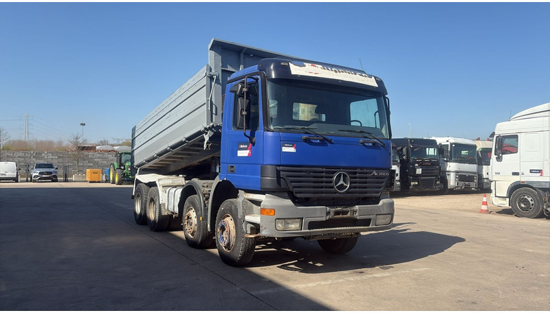 Mercedes-Benz ACTROS 3243 (FREINS TAMBOUR / EPS / 3 PEDALES / LAMES / GRAND PONT / STEEL SUSP. / V6) - Camion benne: photos 3 Mercedes-Benz ACTROS 3243 (FREINS TAMBOUR / EPS / 3 PEDALES / LAMES / GRAND PONT / STEEL SUSP. / V6) - Camion benne: photos 3