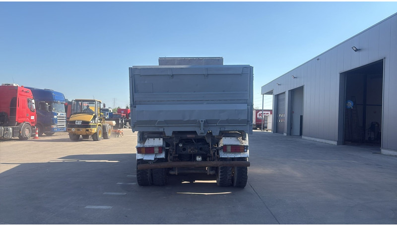 Mercedes-Benz ACTROS 3243 (FREINS TAMBOUR / EPS / 3 PEDALES / LAMES / GRAND PONT / STEEL SUSP. / V6) - Camion benne: photos 5 Mercedes-Benz ACTROS 3243 (FREINS TAMBOUR / EPS / 3 PEDALES / LAMES / GRAND PONT / STEEL SUSP. / V6) - Camion benne: photos 5