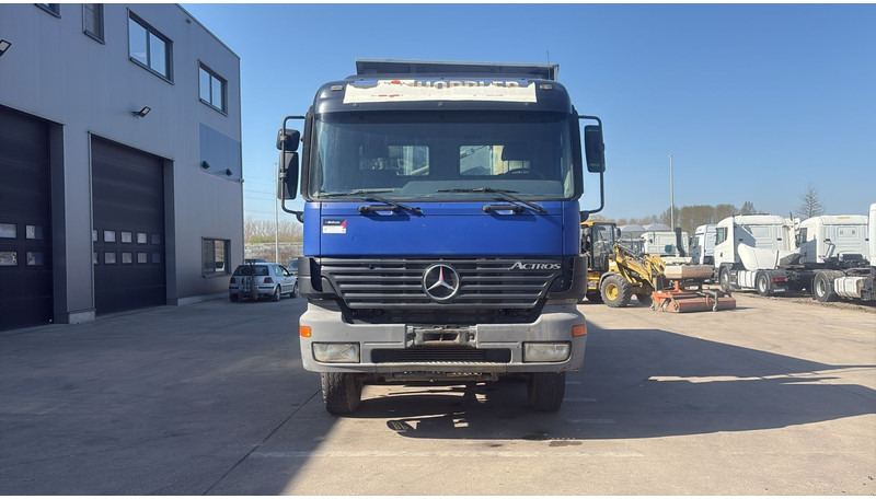 Mercedes-Benz ACTROS 3243 (FREINS TAMBOUR / EPS / 3 PEDALES / LAMES / GRAND PONT / STEEL SUSP. / V6) - Camion benne: photos 2 Mercedes-Benz ACTROS 3243 (FREINS TAMBOUR / EPS / 3 PEDALES / LAMES / GRAND PONT / STEEL SUSP. / V6) - Camion benne: photos 2