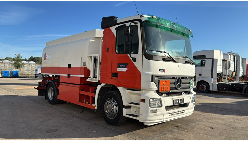Mercedes-Benz Actros 1841 (14000 L / EPS / 3 PEDALES / PARFAIT ETAT !! / V6 / MP2) - Camion citerne: photos 3 Mercedes-Benz Actros 1841 (14000 L / EPS / 3 PEDALES / PARFAIT ETAT !! / V6 / MP2) - Camion citerne: photos 3