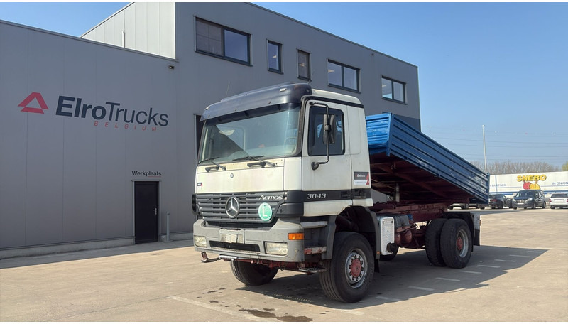 Mercedes-Benz Actros 1843 (4X4 / EPS / GRAND PONT / LAMES / V6 / 2 PONTS) - Camion benne: photos 1 Mercedes-Benz Actros 1843 (4X4 / EPS / GRAND PONT / LAMES / V6 / 2 PONTS) - Camion benne: photos 1