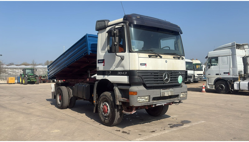 Mercedes-Benz Actros 1843 (4X4 / EPS / GRAND PONT / LAMES / V6 / 2 PONTS) - Camion benne: photos 2 Mercedes-Benz Actros 1843 (4X4 / EPS / GRAND PONT / LAMES / V6 / 2 PONTS) - Camion benne: photos 2
