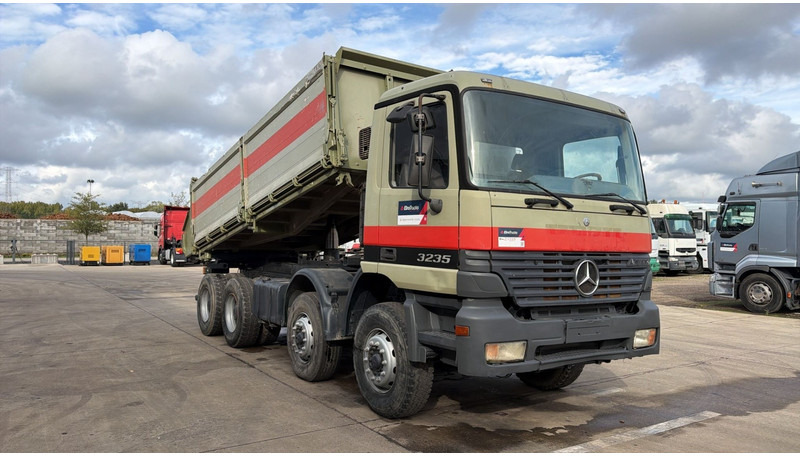 Mercedes-Benz Actros 3235 (EPS / LAMES / GRAND PONT / STEEL SUSP. / 3 PEDALES / MP1) - Camion benne: photos 3 Mercedes-Benz Actros 3235 (EPS / LAMES / GRAND PONT / STEEL SUSP. / 3 PEDALES / MP1) - Camion benne: photos 3