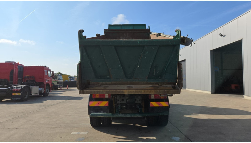 Camion benne Mercedes-Benz Actros 3331 (BOITE MANUELLE / 6X6 / LAMES / GRAND PONT / V6): photos 6