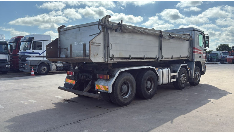 Mercedes-Benz actros 3241 (8X4 / LAMES / GRAND PONT / GRAND BENNE / 3 PONTS / TRES BONNE ETAT) - Camion benne: photos 5 Mercedes-Benz actros 3241 (8X4 / LAMES / GRAND PONT / GRAND BENNE / 3 PONTS / TRES BONNE ETAT) - Camion benne: photos 5