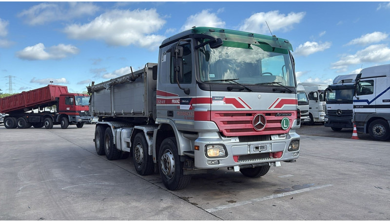 Mercedes-Benz actros 3241 (8X4 / LAMES / GRAND PONT / GRAND BENNE / 3 PONTS / TRES BONNE ETAT) - Camion benne: photos 3 Mercedes-Benz actros 3241 (8X4 / LAMES / GRAND PONT / GRAND BENNE / 3 PONTS / TRES BONNE ETAT) - Camion benne: photos 3