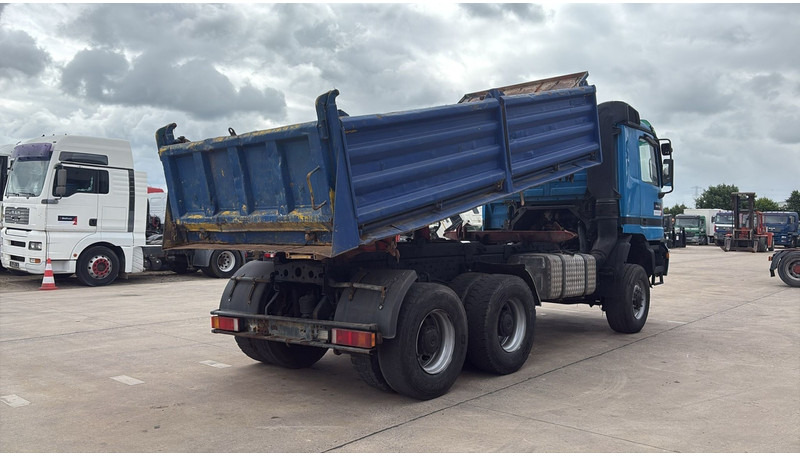 Mercedes-Benz actros 3340 (6X6 / BOITE MANUELLE /MANUAL GEARBOX / 3 PONTS / V6 / MP1) - Camion benne: photos 5 Mercedes-Benz actros 3340 (6X6 / BOITE MANUELLE /MANUAL GEARBOX / 3 PONTS / V6 / MP1) - Camion benne: photos 5