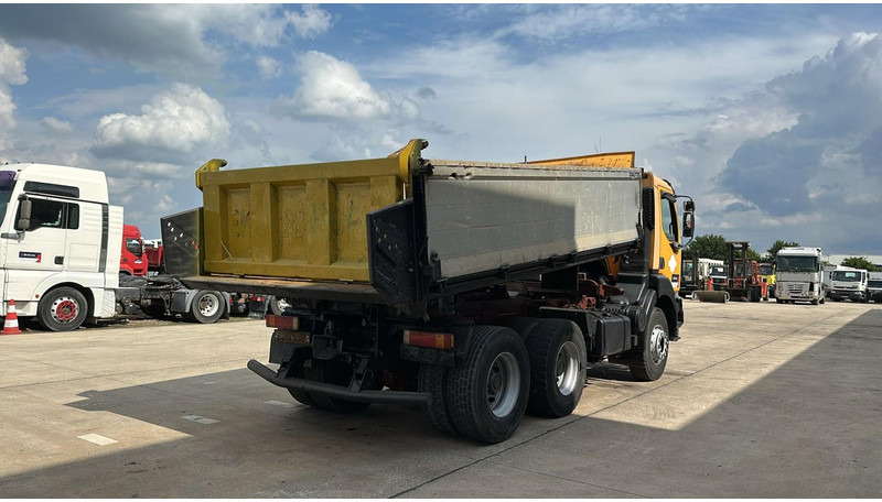 Renault Kerax 385 (POMPE MANUELLE / MANUAL PUMP / 6X4 / LAMES / GRAND PONT) - Camion benne: photos 4 Renault Kerax 385 (POMPE MANUELLE / MANUAL PUMP / 6X4 / LAMES / GRAND PONT) - Camion benne: photos 4