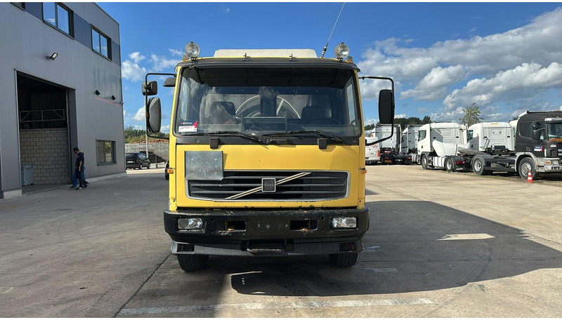 Volvo FL 6-18 (12400 LITERS / 3 COMPARTIMENTS / EURO 2 / STEEL SUSP. / LAMES) - Camion citerne: photos 2 Volvo FL 6-18 (12400 LITERS / 3 COMPARTIMENTS / EURO 2 / STEEL SUSP. / LAMES) - Camion citerne: photos 2