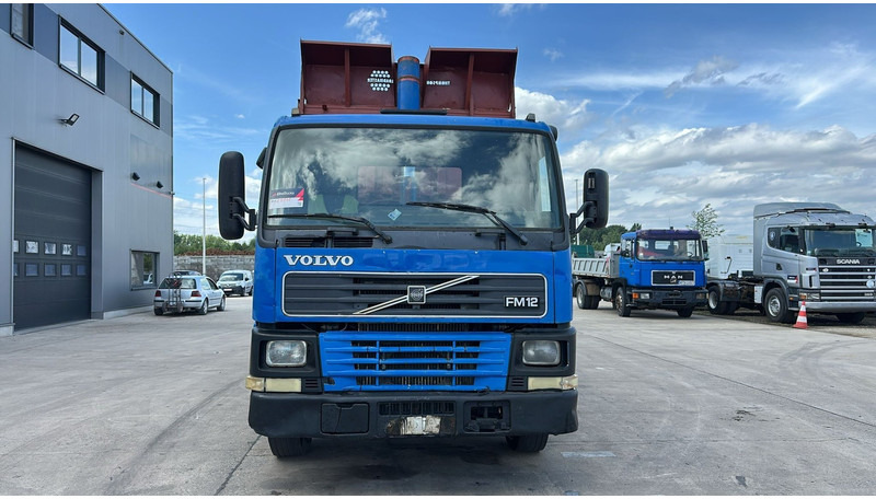 Volvo FM 12 - 340 (MANUAL GEARBOX / STEEL SUSPENSION / LAMES / BOITE MANUELLE) - Camion benne: photos 2 Volvo FM 12 - 340 (MANUAL GEARBOX / STEEL SUSPENSION / LAMES / BOITE MANUELLE) - Camion benne: photos 2