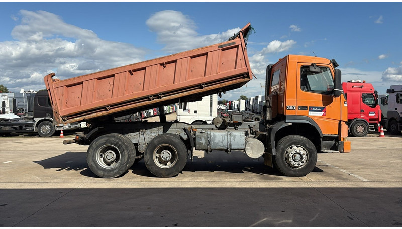 Volvo FM 12 - 380 (DIST. EJE 3.20M / BIG AXLE / GRAND PONT / LAMES / EURO 2 / PARFAIT ETAT) - Camion benne: photos 4 Volvo FM 12 - 380 (DIST. EJE 3.20M / BIG AXLE / GRAND PONT / LAMES / EURO 2 / PARFAIT ETAT) - Camion benne: photos 4