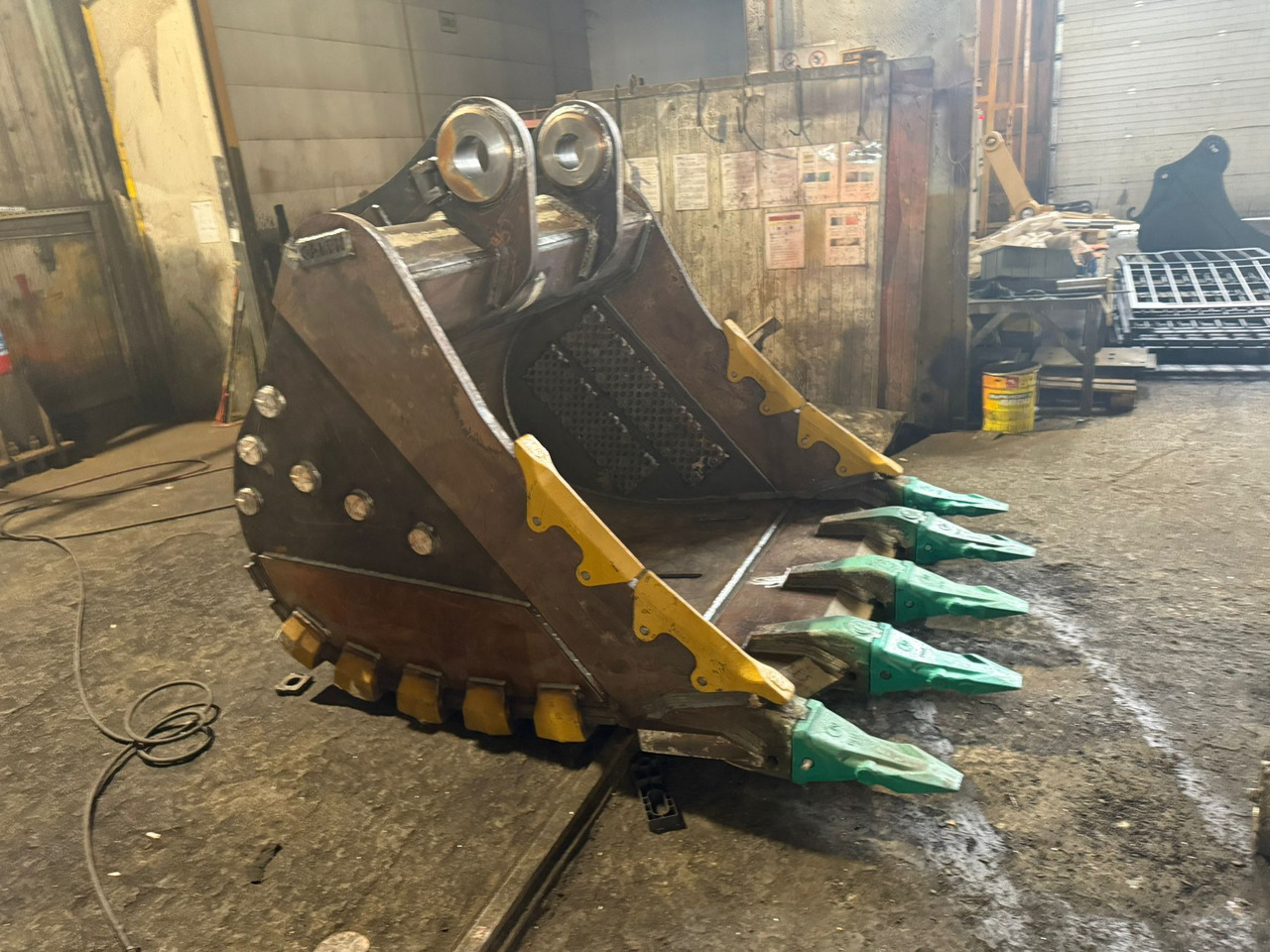 CAT 349 Armored Heavy Duty Bucket - Godet pour pelle pour Pelle sur chenille: photos 3 CAT 349 Armored Heavy Duty Bucket - Godet pour pelle pour Pelle sur chenille: photos 3