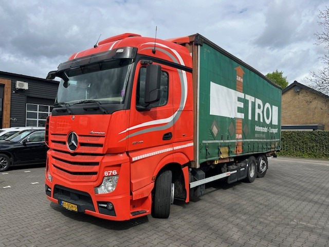 Mercedes Benz Actros 2642 6x2 Mega BDF met zeilbak - Camion à rideaux coulissants: photos 1 Mercedes Benz Actros 2642 6x2 Mega BDF met zeilbak - Camion à rideaux coulissants: photos 1