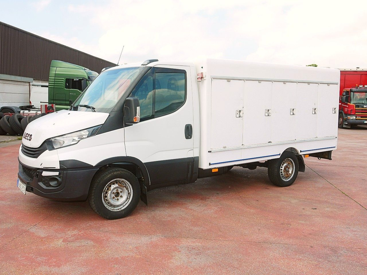 Iveco 35S12 DAILY ISOTHERM KOFFER 5 TURIG / AIRCO - Utilitaire frigorifique: photos 4 Iveco 35S12 DAILY ISOTHERM KOFFER 5 TURIG / AIRCO - Utilitaire frigorifique: photos 4