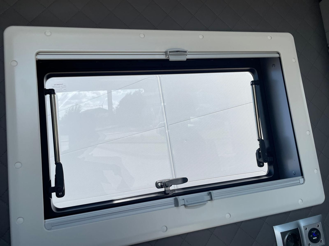 Véhicule utilitaire MAN TGE 3.180 L3H3 Individual S BF3+ BEGLEITFAHRZEUG: photos 37