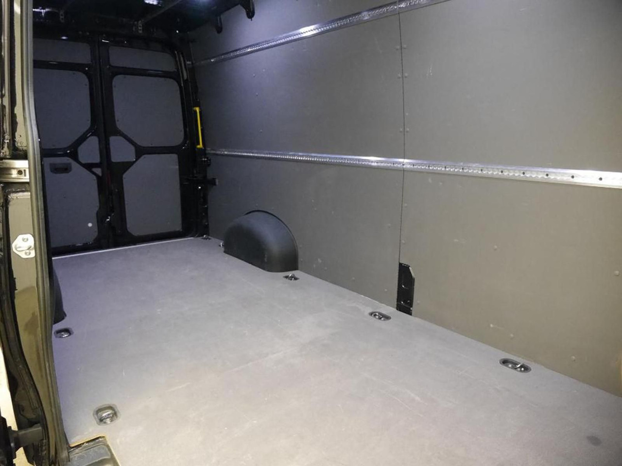 Volkswagen Crafter Kasten 35 L4H3 NAVI DAB PDC KAMERA - Fourgon utilitaire: photos 3 Volkswagen Crafter Kasten 35 L4H3 NAVI DAB PDC KAMERA - Fourgon utilitaire: photos 3