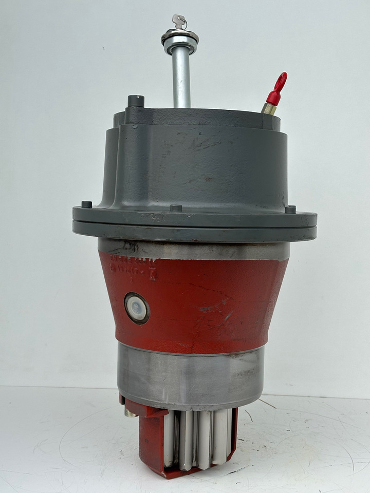 LIEBHERR Liebherr – Bauer Original Schwenkantrieb Typ:SAT275/251 mit ID-Nr.933017801. MG15, MBG12, MG20, MFG10, BG12H. #933017801.0121# - Moteur de rotation pour Foreuse: photos 1 LIEBHERR Liebherr – Bauer Original Schwenkantrieb Typ:SAT275/251 mit ID-Nr.933017801. MG15, MBG12, MG20, MFG10, BG12H. #933017801.0121# - Moteur de rotation pour Foreuse: photos 1