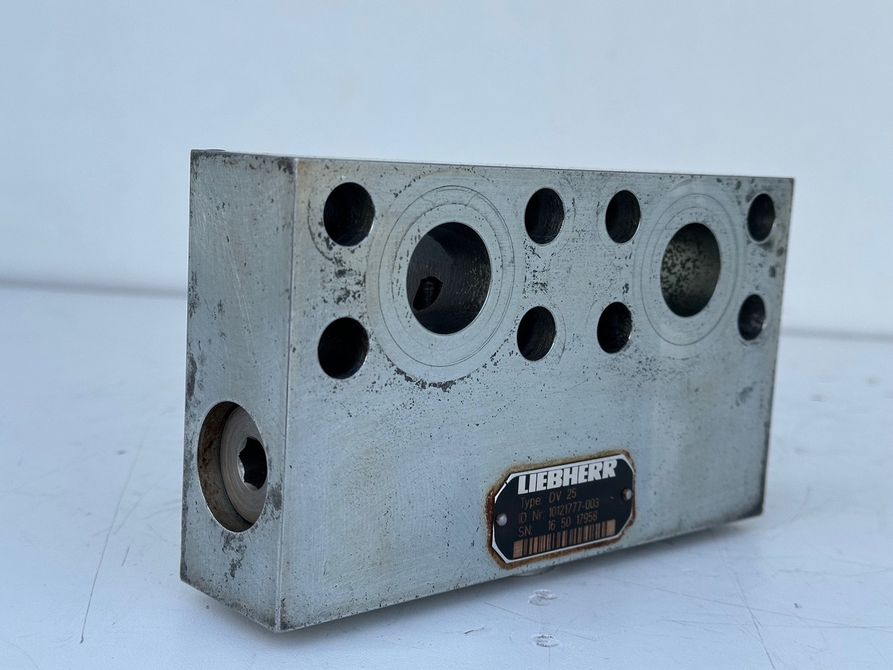 Liebherr Dämpfungsventil ID-Nr.10121777. P924 COMP, P926, R926, R916, R922, R924 COMP, R924, R926 COMP, R926, R930, R936, R946, R950 T, R960 T. #10121777.43199# - Moteur de rotation pour Engins de chantier: photos 2 Liebherr Dämpfungsventil ID-Nr.10121777. P924 COMP, P926, R926, R916, R922, R924 COMP, R924, R926 COMP, R926, R930, R936, R946, R950 T, R960 T. #10121777.43199# - Moteur de rotation pour Engins de chantier: photos 2