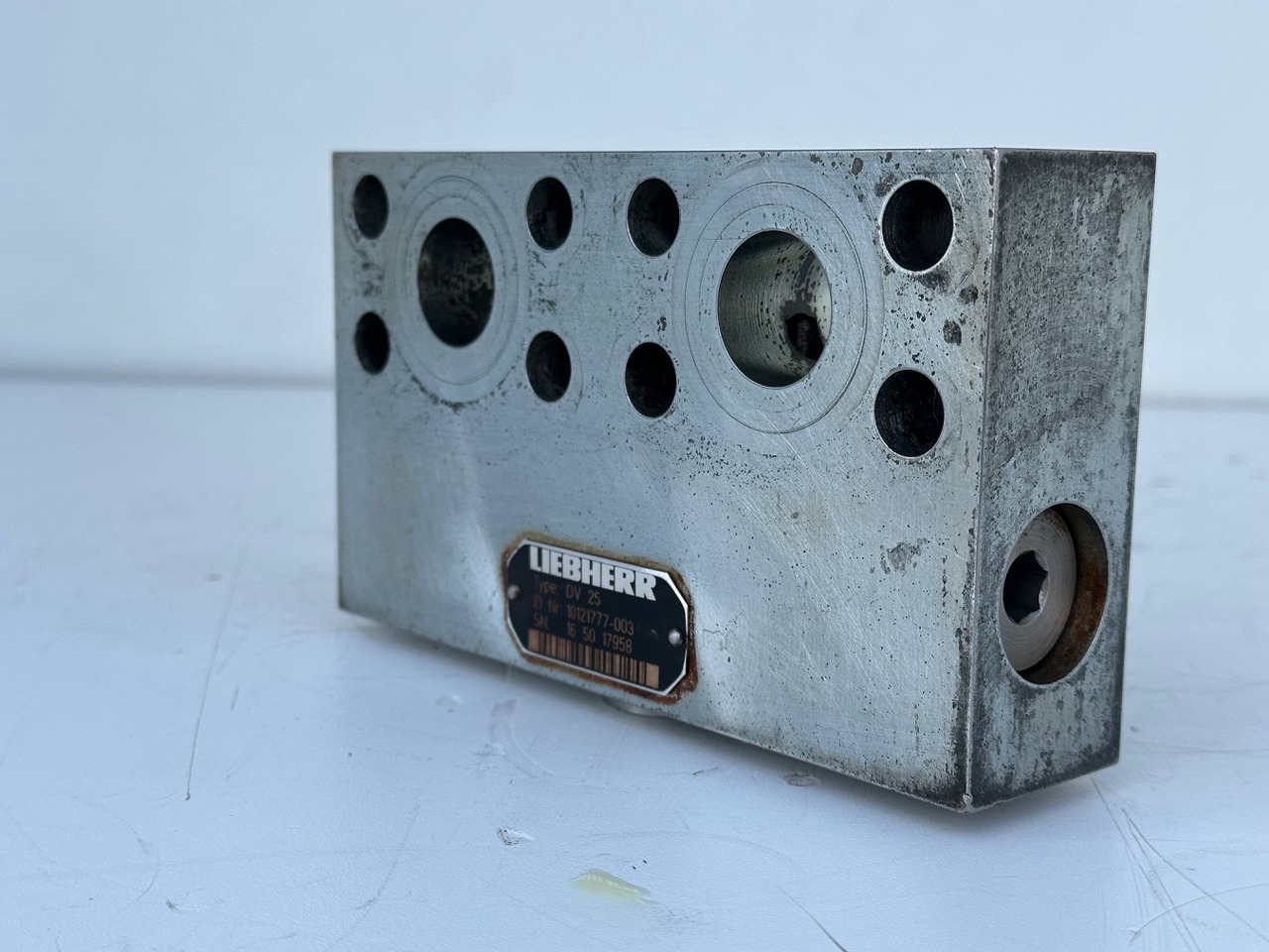 Liebherr Dämpfungsventil ID-Nr.10121777. P924 COMP, P926, R926, R916, R922, R924 COMP, R924, R926 COMP, R926, R930, R936, R946, R950 T, R960 T. #10121777.43199# - Moteur de rotation pour Engins de chantier: photos 1 Liebherr Dämpfungsventil ID-Nr.10121777. P924 COMP, P926, R926, R916, R922, R924 COMP, R924, R926 COMP, R926, R930, R936, R946, R950 T, R960 T. #10121777.43199# - Moteur de rotation pour Engins de chantier: photos 1