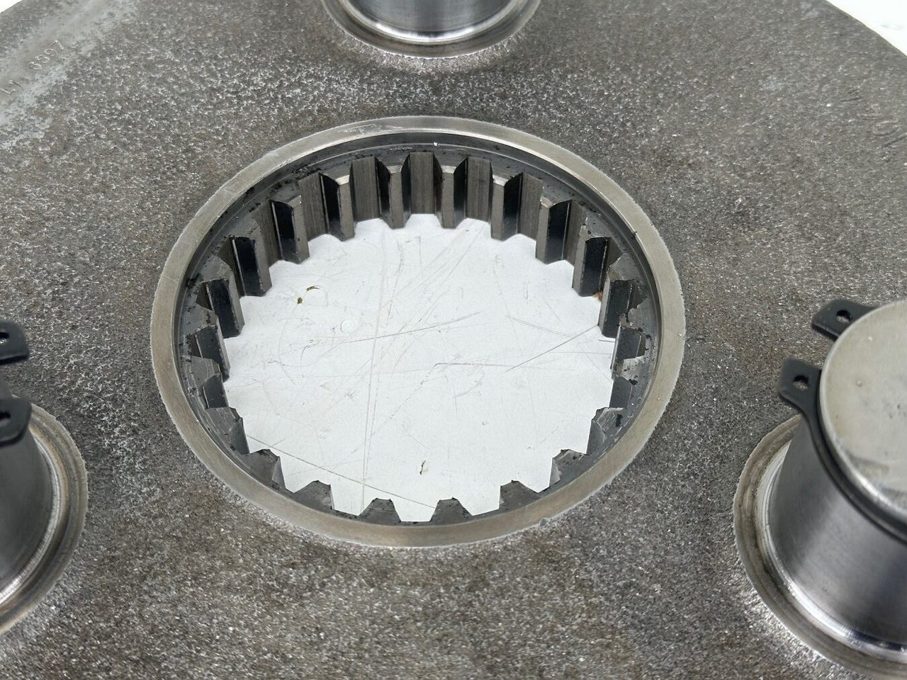 Moteur de translation pour Engins de chantier Liebherr Planetenträger ID-Nr.90024938. FAT400P112 -FAT400P130 - FAT400P139. LO1936, LOS926, R926, R928, R930, R934, R936, R940, R944, R946, R950 T. #90024938.L1.6897#: photos 6 Moteur de translation pour Engins de chantier Liebherr Planetenträger ID-Nr.90024938. FAT400P112 -FAT400P130 - FAT400P139. LO1936, LOS926, R926, R928, R930, R934, R936, R940, R944, R946, R950 T. #90024938.L1.6897#: photos 6