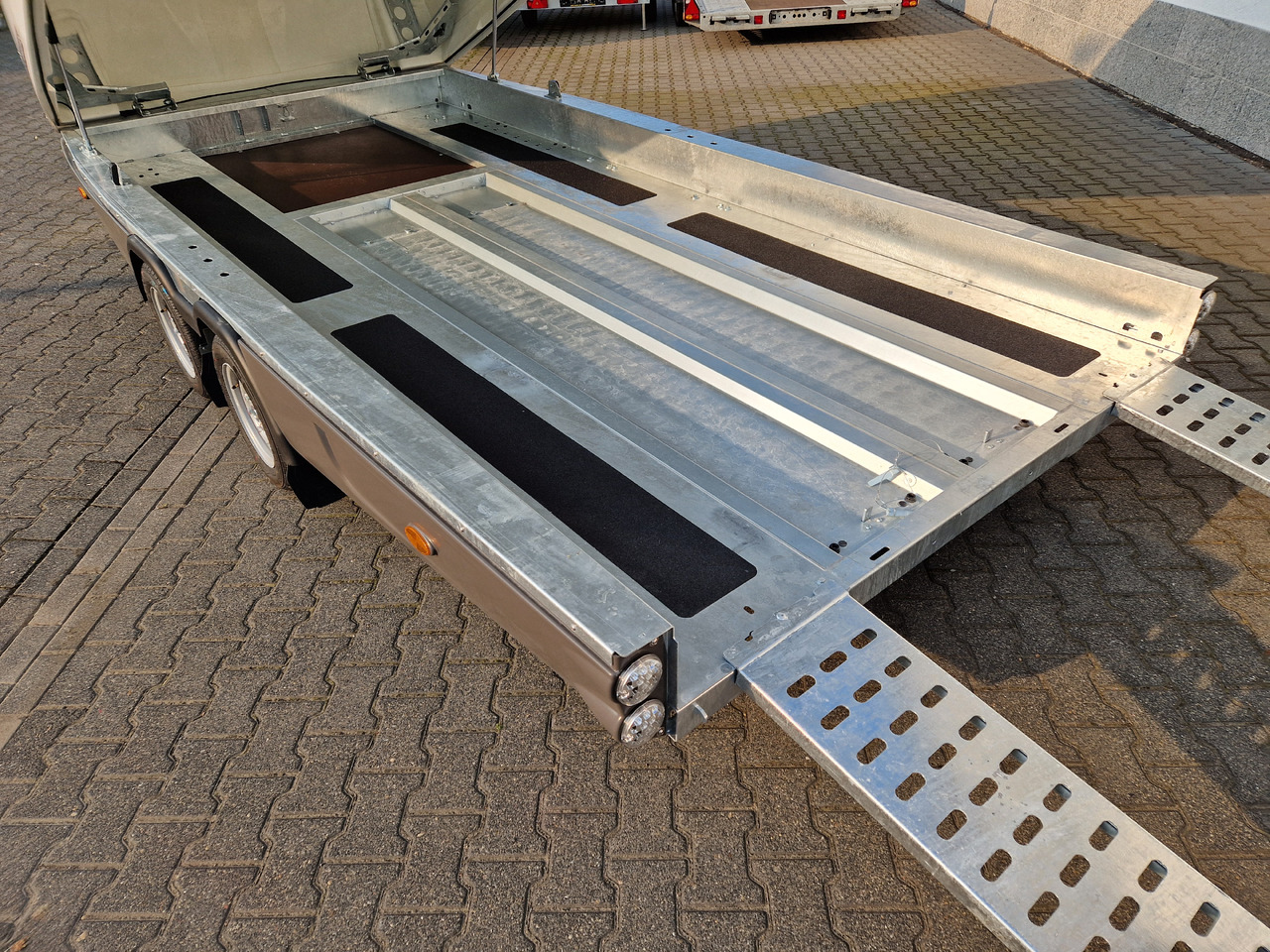 BJT Race Shuttle 2 Transporter 430x195x160cm ankippbar Winde 2600kg 100 km/H Modell 2024 - Remorque porte-voitures: photos 5 BJT Race Shuttle 2 Transporter 430x195x160cm ankippbar Winde 2600kg 100 km/H Modell 2024 - Remorque porte-voitures: photos 5