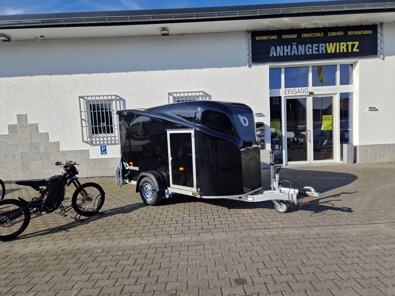 Debon Cargo 1300 300x152x168cm black Seitentür aerodynamik Pullman II 100km/H 1300kg Februar Aktion - Remorque fourgon: photos 1 Debon Cargo 1300 300x152x168cm black Seitentür aerodynamik Pullman II 100km/H 1300kg Februar Aktion - Remorque fourgon: photos 1