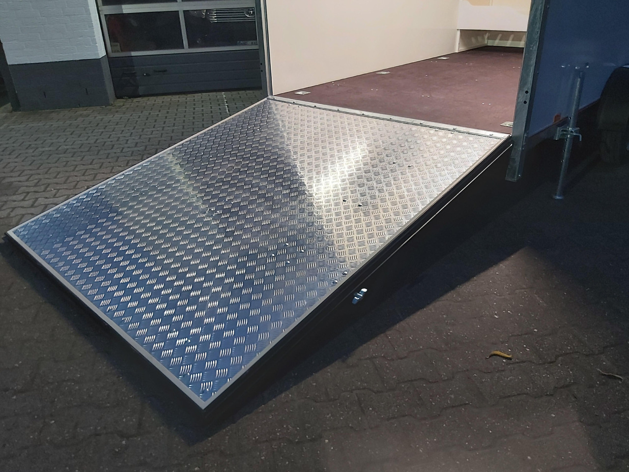 Koffer Sport Camp TFS 360.01 1500 360x200x210cm Seitentür Heckrampe 2 Fenster IL 230V 100km/H 1500kg - Remorque fourgon: photos 2 Koffer Sport Camp TFS 360.01 1500 360x200x210cm Seitentür Heckrampe 2 Fenster IL 230V 100km/H 1500kg - Remorque fourgon: photos 2