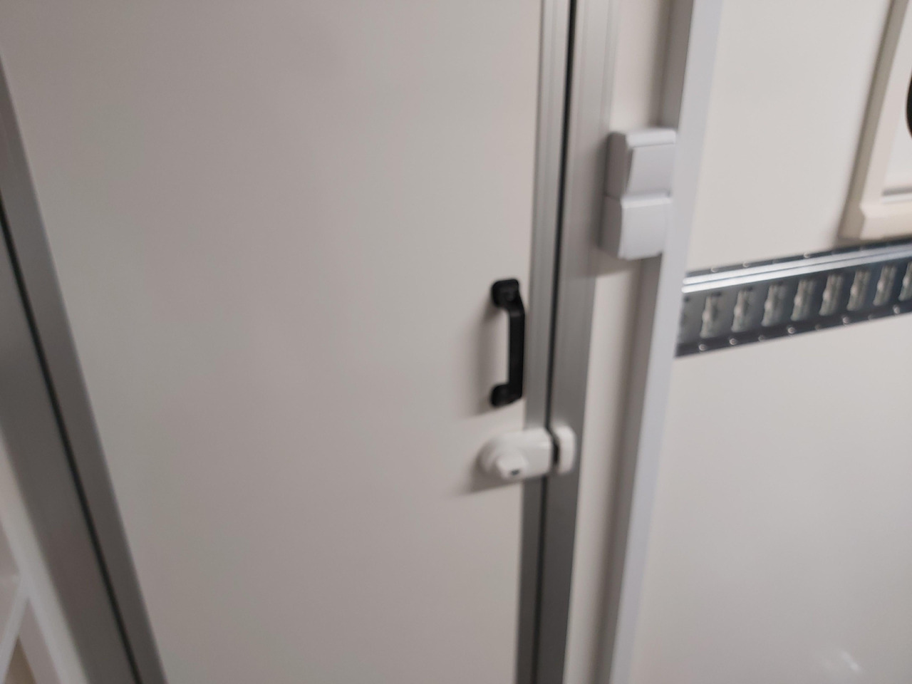 Koffer Sport Camp TFS 360.01 1500 360x200x210cm Seitentür Heckrampe 2 Fenster IL 230V 100km/H 1500kg - Remorque fourgon: photos 4 Koffer Sport Camp TFS 360.01 1500 360x200x210cm Seitentür Heckrampe 2 Fenster IL 230V 100km/H 1500kg - Remorque fourgon: photos 4