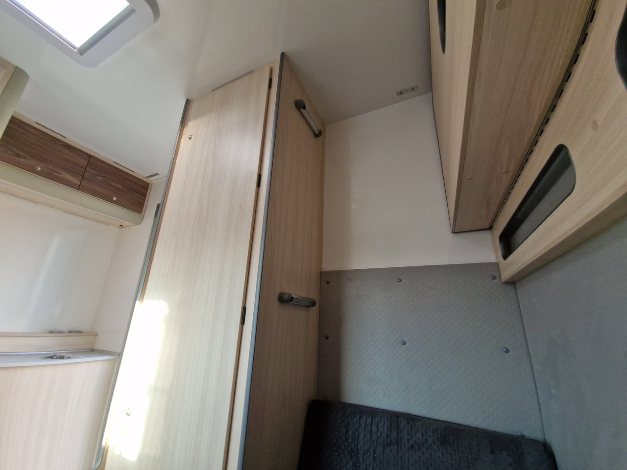 Remorque voiture Koffer Sport Camp TFS 600.01 600x200x210cm Premium Laderaum 300cm Seitentür Wohnabteil 3000kg 100km: photos 11 Remorque voiture Koffer Sport Camp TFS 600.01 600x200x210cm Premium Laderaum 300cm Seitentür Wohnabteil 3000kg 100km: photos 11