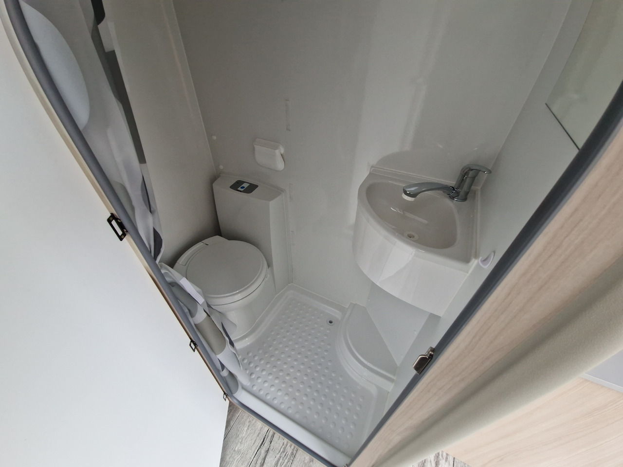 Remorque voiture Koffer Sport Camp TFS 600.01 600x200x210cm Premium Laderaum 300cm Seitentür Wohnabteil 3000kg 100km: photos 7 Remorque voiture Koffer Sport Camp TFS 600.01 600x200x210cm Premium Laderaum 300cm Seitentür Wohnabteil 3000kg 100km: photos 7