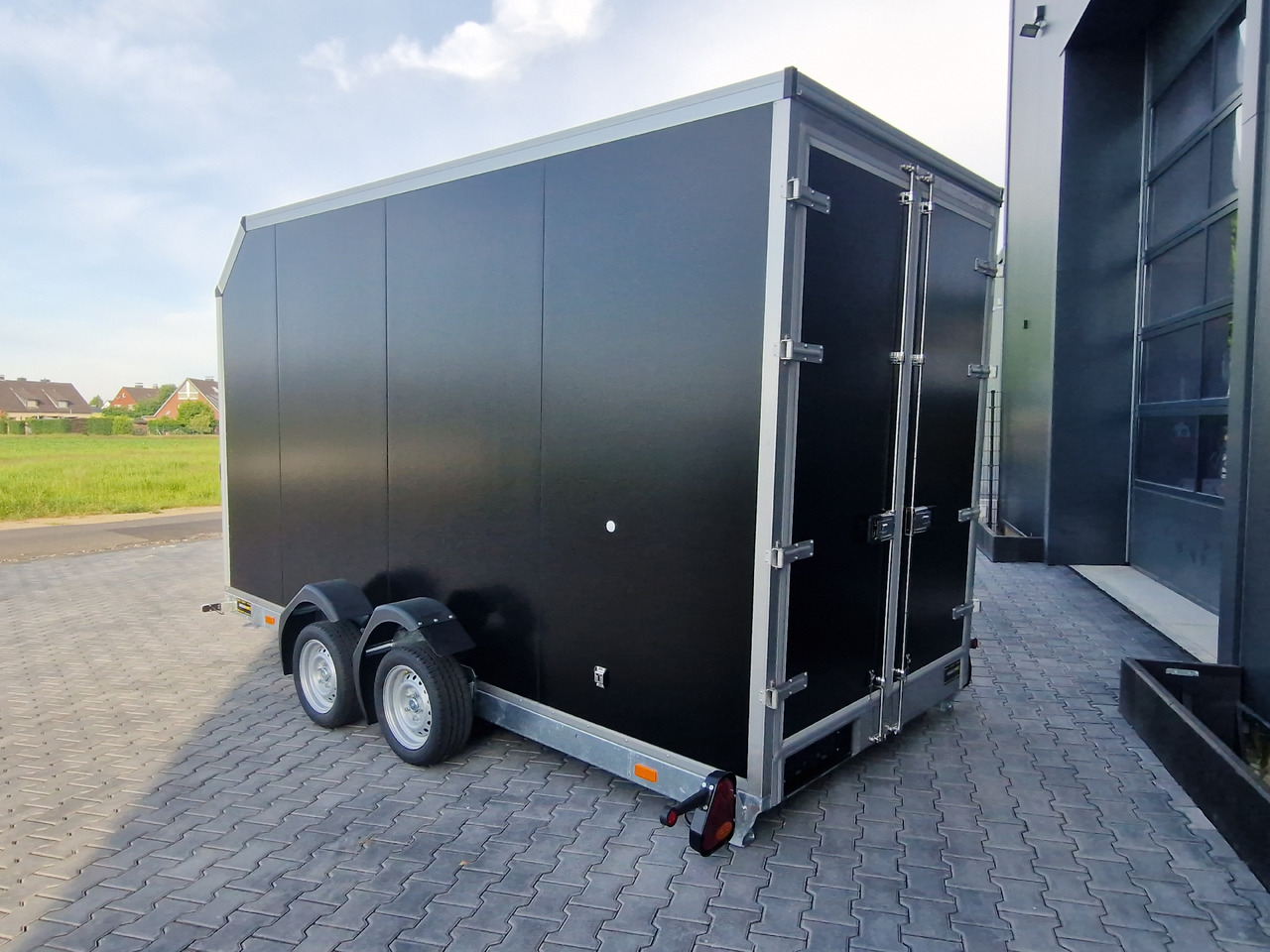 Kofferanhänger EasyLift L+ 3500 350x163x230cm black aerodynamisch 3500kg - Remorque porte engin: photos 1 Kofferanhänger EasyLift L+ 3500 350x163x230cm black aerodynamisch 3500kg - Remorque porte engin: photos 1