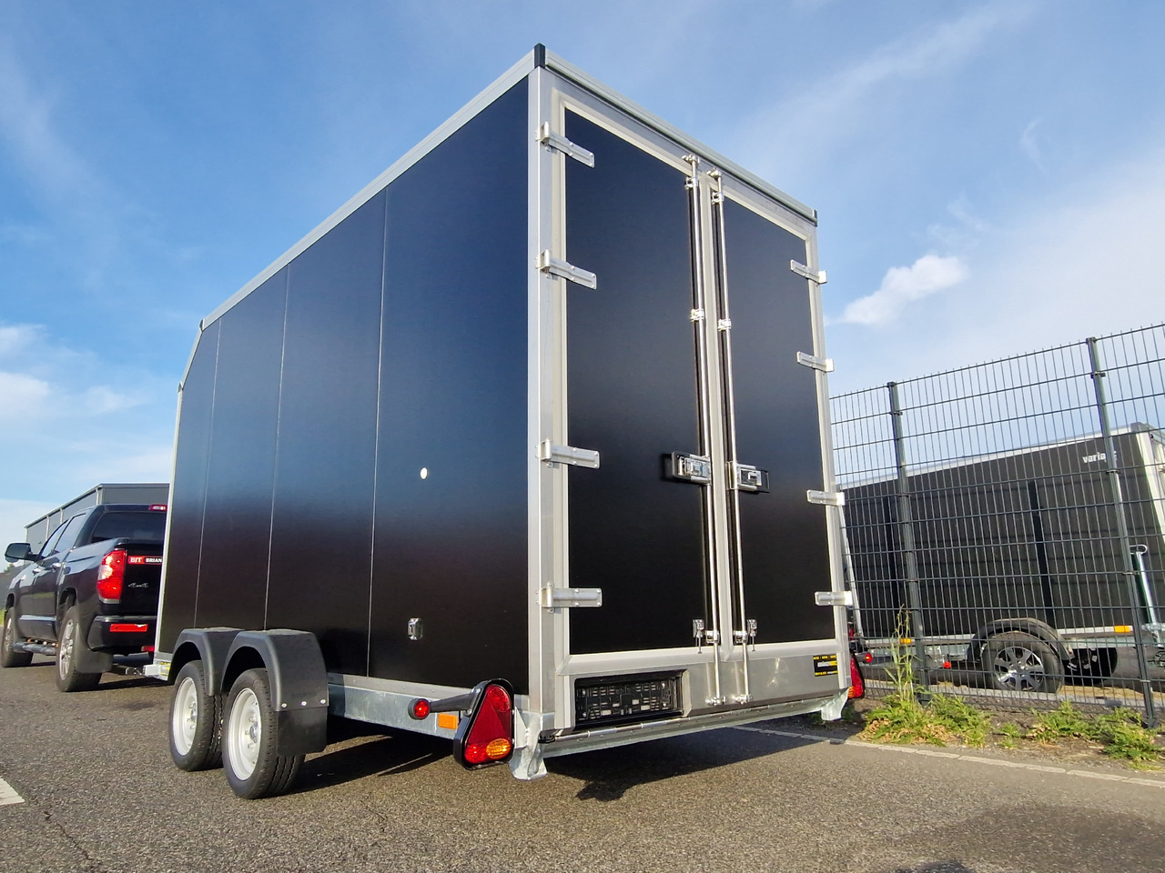 Kofferanhänger EasyLift L+ 3500 350x163x230cm black aerodynamisch 3500kg - Remorque porte engin: photos 5 Kofferanhänger EasyLift L+ 3500 350x163x230cm black aerodynamisch 3500kg - Remorque porte engin: photos 5