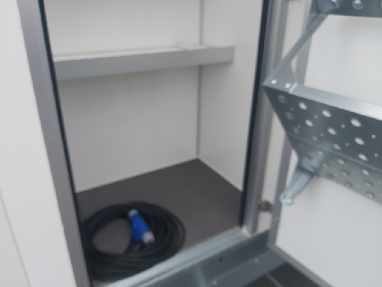 Remorque magasin Mobiles Büro 410x220x220cm Tür + 3 Fenster + WC Raum + Stauraum + Klima (XL) 1500kg: photos 9