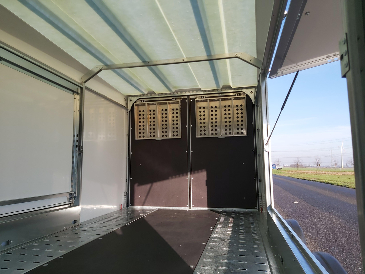 Race Sport Transporter 500x200x175cm 3000kg geschützter Fahrzeugtranport - Remorque porte-voitures: photos 4 Race Sport Transporter 500x200x175cm 3000kg geschützter Fahrzeugtranport - Remorque porte-voitures: photos 4