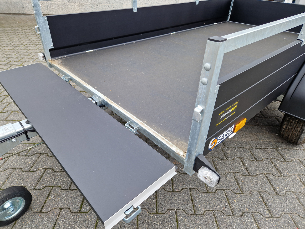 Saris Anhänger DV135 McAlu Pro MP 255x133x44cm black klappbare Vorderwand 1350kg - Remorque voiture: photos 4 Saris Anhänger DV135 McAlu Pro MP 255x133x44cm black klappbare Vorderwand 1350kg - Remorque voiture: photos 4