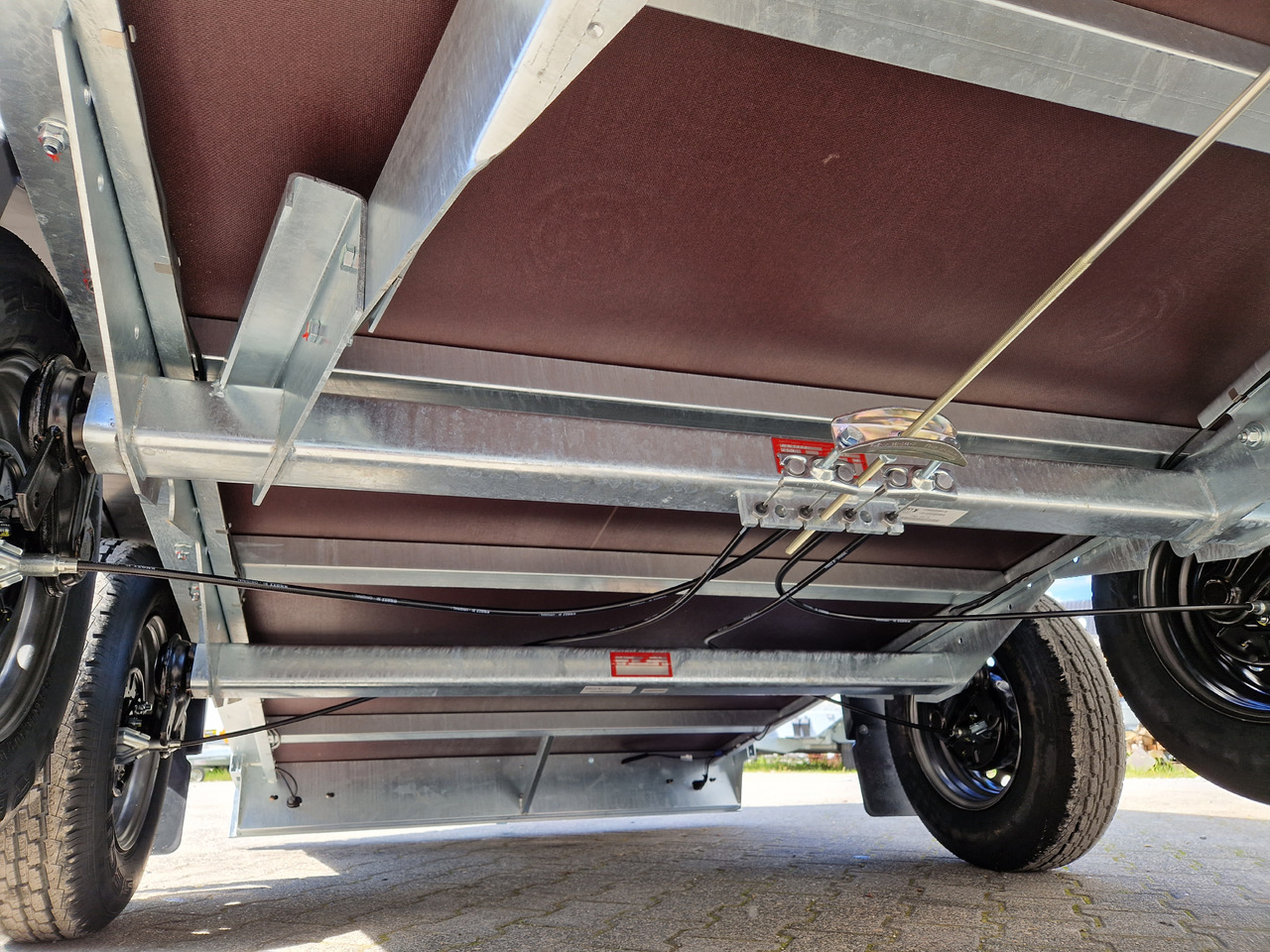 Saris Koffer GO 306 154 180 2700 2 306x154x180cm GFK weiß Auffahrklappe (M) 2700kg Modell 2025 - Remorque fourgon: photos 4 Saris Koffer GO 306 154 180 2700 2 306x154x180cm GFK weiß Auffahrklappe (M) 2700kg Modell 2025 - Remorque fourgon: photos 4