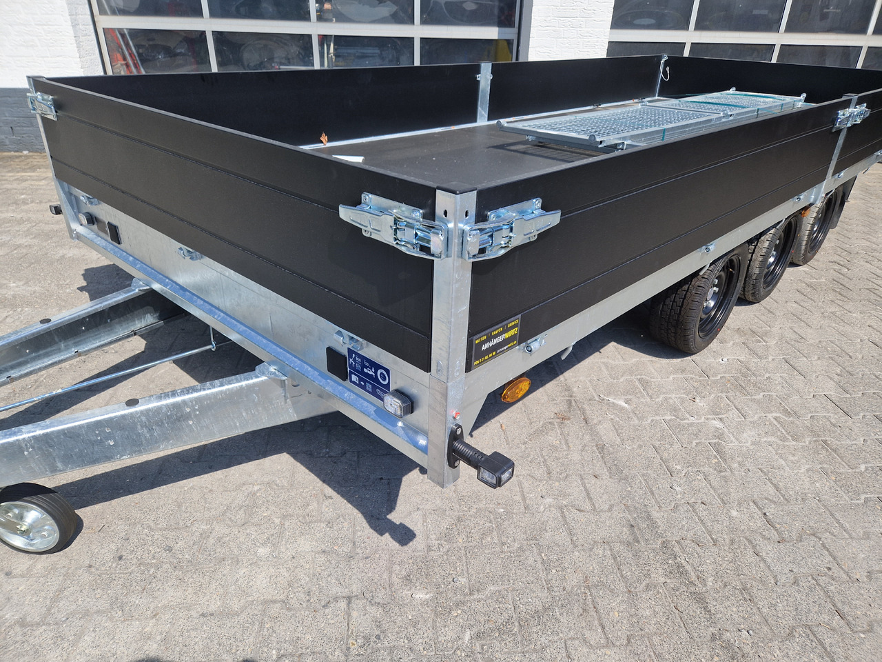 Saris PL HD 506 204 3500 3 506x204x35cm heavy duty black LED Licht Tridem (XXL) 3500kg - Remorque plateau: photos 3 Saris PL HD 506 204 3500 3 506x204x35cm heavy duty black LED Licht Tridem (XXL) 3500kg - Remorque plateau: photos 3