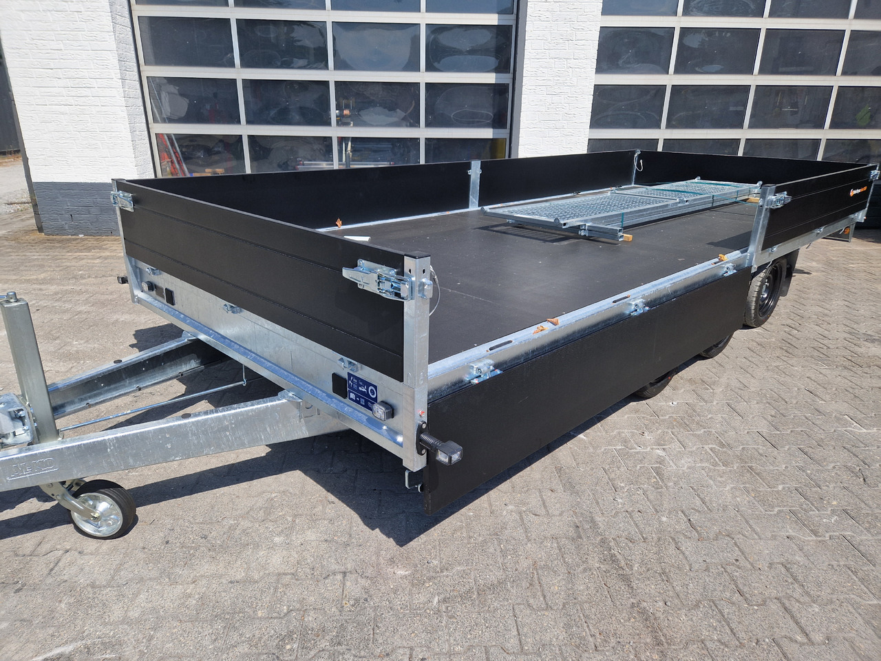 Saris PL HD 506 204 3500 3 506x204x35cm heavy duty black LED Licht Tridem (XXL) 3500kg - Remorque plateau: photos 5 Saris PL HD 506 204 3500 3 506x204x35cm heavy duty black LED Licht Tridem (XXL) 3500kg - Remorque plateau: photos 5