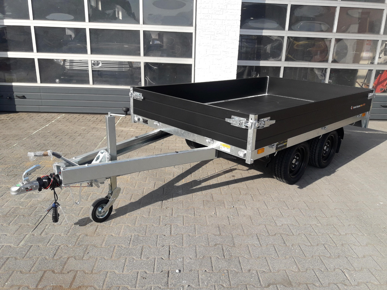 Saris PL276 170 2000 2 276x170x30cm black Edition LED Beleuchtung 13" (S) 2000kg - Remorque plateau: photos 1 Saris PL276 170 2000 2 276x170x30cm black Edition LED Beleuchtung 13" (S) 2000kg - Remorque plateau: photos 1